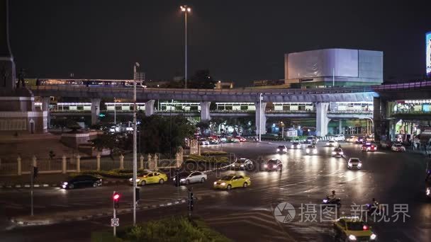 夜间交通  汽车行驶在繁忙的城市夜景  城市景观。视频.夜间汽车在城市中的移动