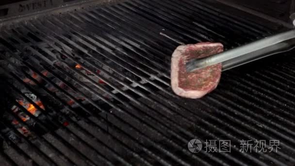牛排被放在烤架上的钢制烹饪墙视频