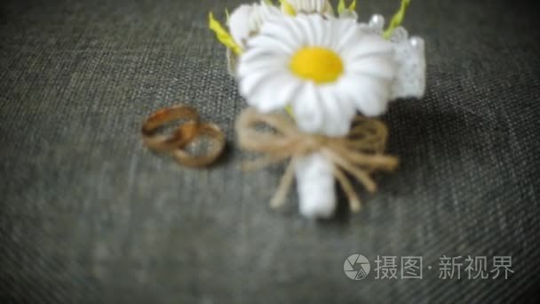 订婚戒指和婚礼花束的花朵。剪辑.花束和美丽的结婚戒指