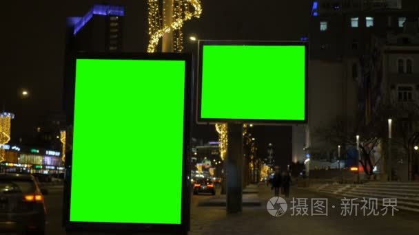 两个带有绿色屏幕的广告牌视频