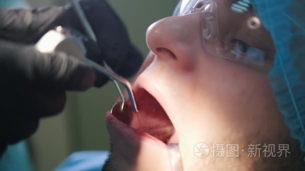 口腔科门诊男性牙科椅视频