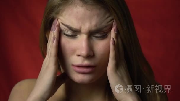 患偏头痛的女人脸视频
