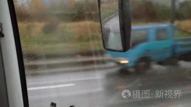 雨天开公交车