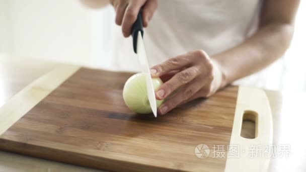厨房慢动作切板上切洋葱的妇女视频
