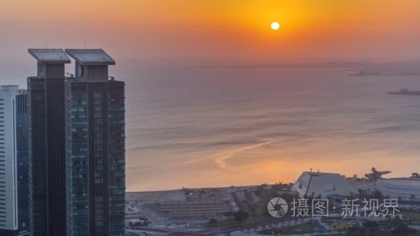 timelapse 日出期间  西海湾和多哈市中心的天际线