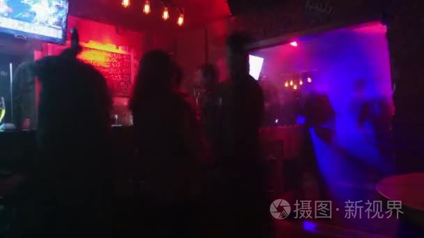 夜生活在时髦的城市酒吧视频