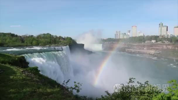 手持式全景水在美国瀑布瀑布与绿色海岛和山羊海岛在背景下与彩虹拱向加拿大超越
