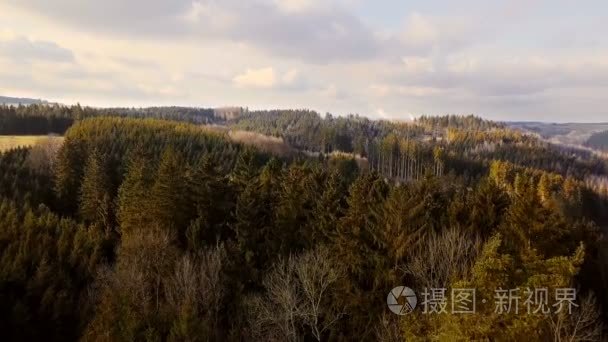 空中田园高地景观与森林