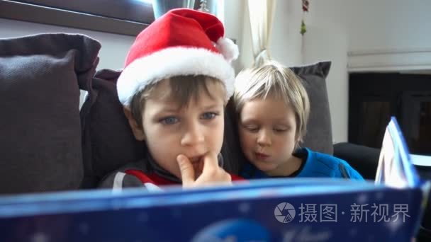 美丽的兄弟在圣诞节读一个故事, 关闭