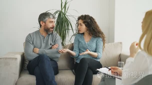 已婚夫妇在访问专业心理学家和婚姻顾问办公室时争吵和争吵