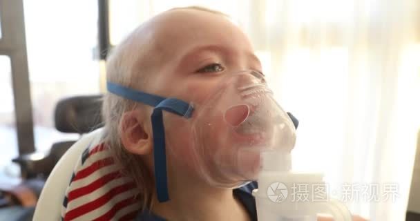 婴孩哭泣和佩带氧气面具视频