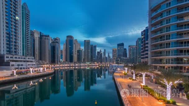 迪拜码头塔和运河在迪拜晚上天游戏中时光倒流到视图