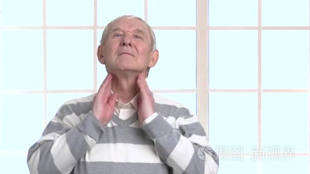 老人感觉喉咙痛视频