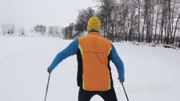 滑雪在雪的森林基地的人滑雪者视频