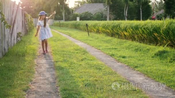 小女孩在阳光场奔跑的乐趣