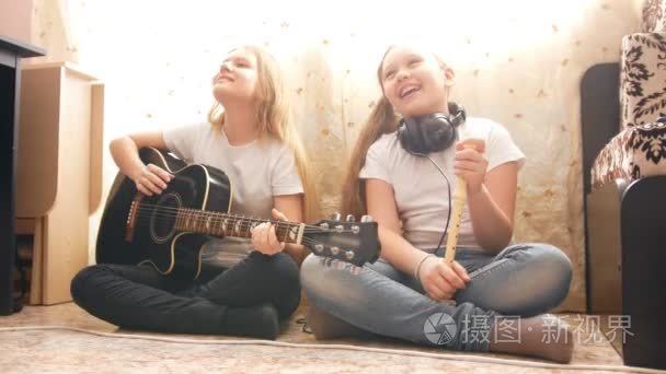 在家里玩乐器的两个女青少年视频