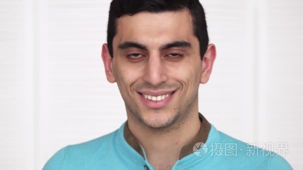 一个快乐的中东男人的特写微笑视频