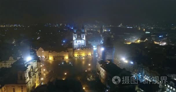 布拉格夜景  全景从空气到 St. 圣维特大教堂在布拉格  夜城市的灯  布拉格