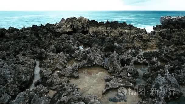 浪溅在巴厘岛的岩石和悬崖上视频