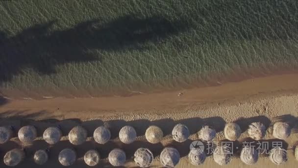 海和海滩的空中假期场面用草伞视频