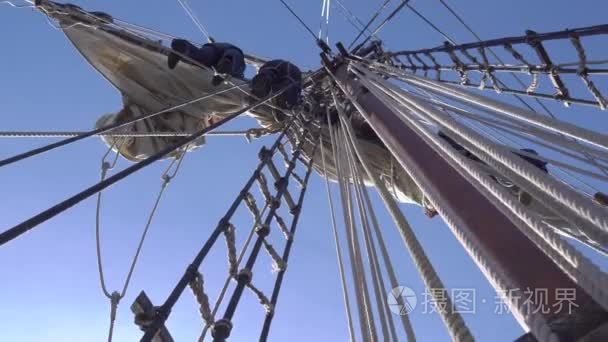 水手在传统帆船的高度上工作视频