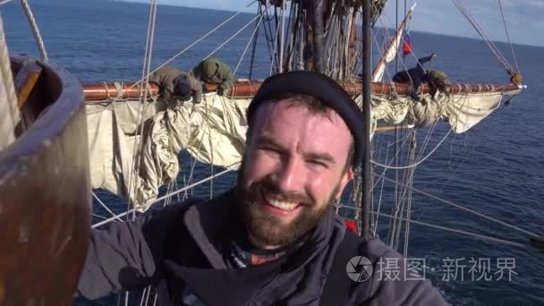 水手在帆船的高度微笑视频