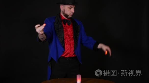 魔术师在黑色背景上表演魔术