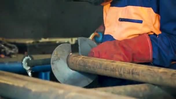 通过 Mig 焊进行工人焊接施工。剪辑.工人