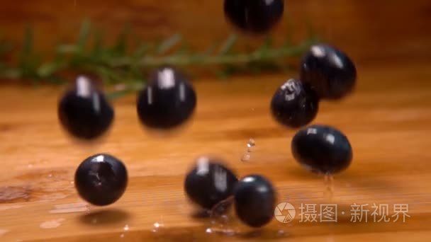湿蓝莓瀑布和卷在木桌上视频