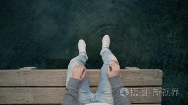 用水晶水在湖边降温视频