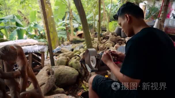 工匠附有棍子到宝石石头视频