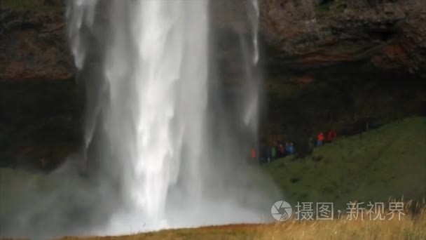 背景为小人物的巨型瀑布视频