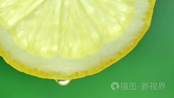 从柠檬片滴下的纯净水或果汁滴视频