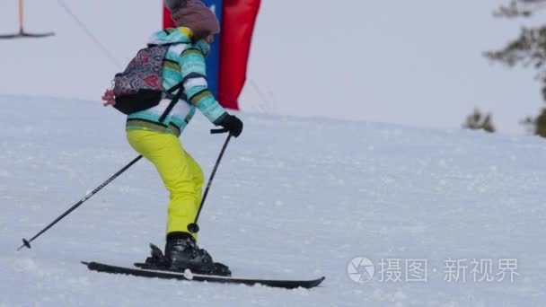 滑雪爱好者女孩下坡视频