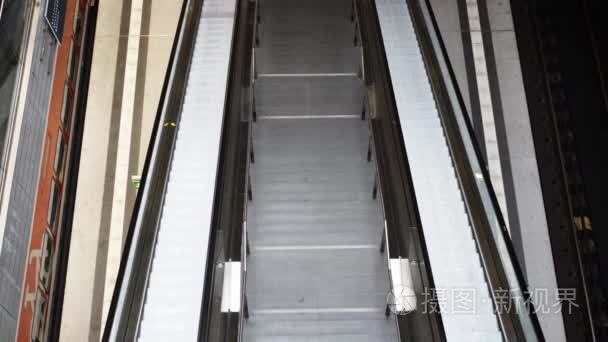 在柏林中央车站手持空自动扶梯视频