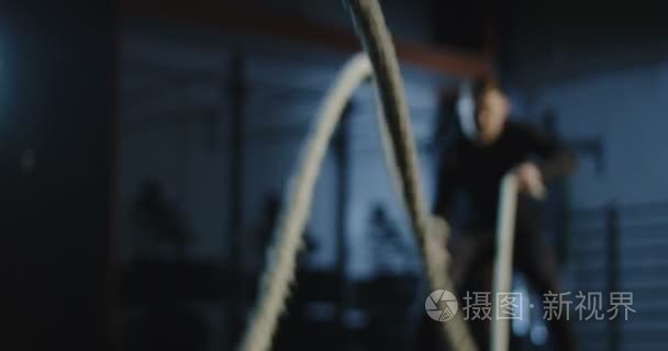 体操运动员用重型绳索锻炼身体视频