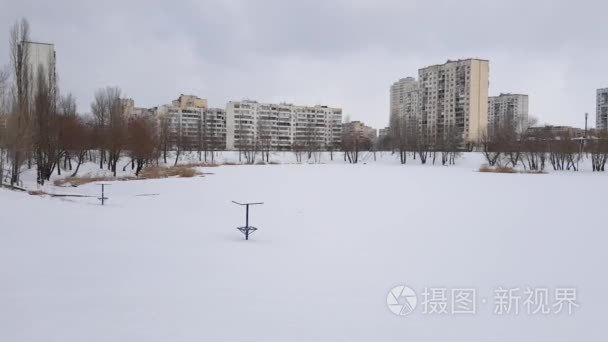 城市白雪覆盖的湖泊视频
