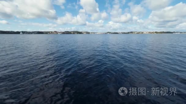 海景很好蓝色清澈的海和天空与白云。海岛和渔村在背景下