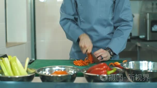 厨师烹调食物厨房餐馆切开胡椒视频