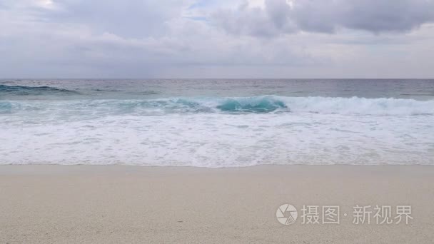 热带海滩上的海浪视频