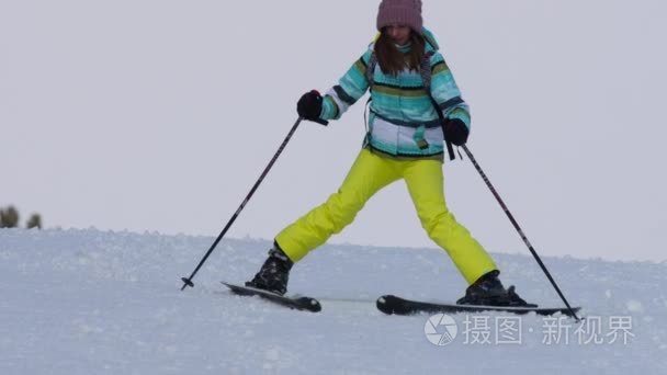 滑雪爱好者女孩下坡视频