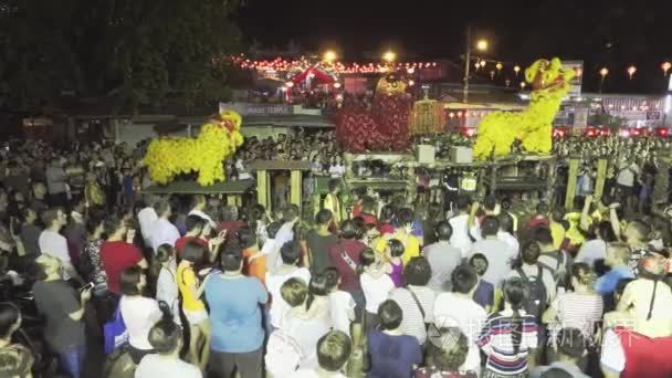 在寺庙前舞狮表演庆祝农历新年视频