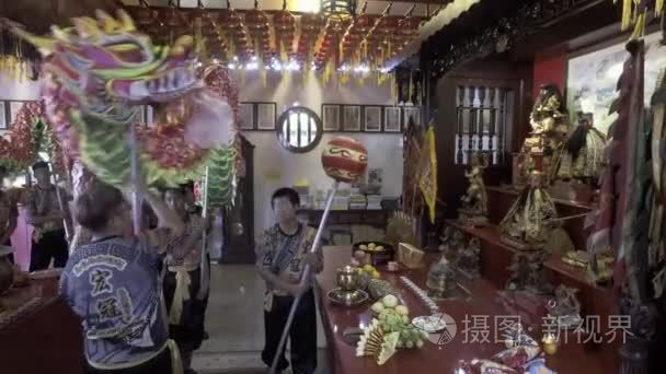中国传统寺庙中的舞龙表演视频