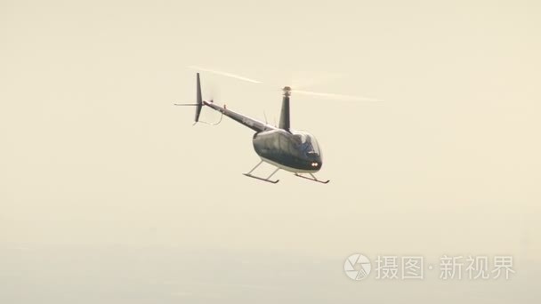 直升飞机飞越大雾天空视频