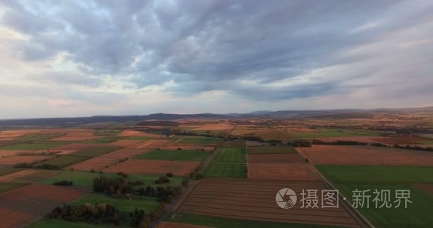 金黄日落在拼凑的领域和城市