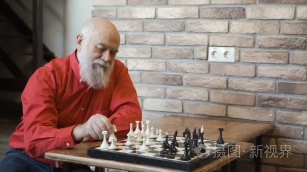 白发男子与自己下棋视频