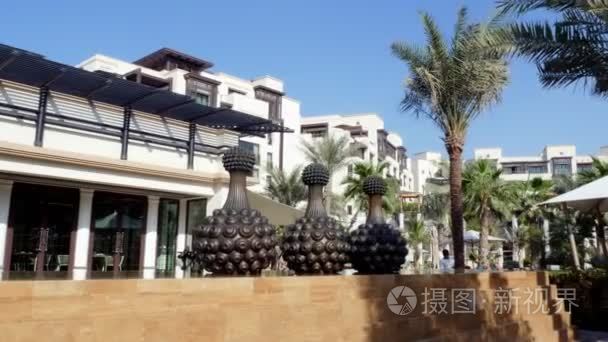 阿联酋迪拜, 阿拉伯联合酋长国2017年11月20日 豪华5星级酒店, 位于阿拉伯的迪拜塔附近。图装饰酒店领地的雕塑
