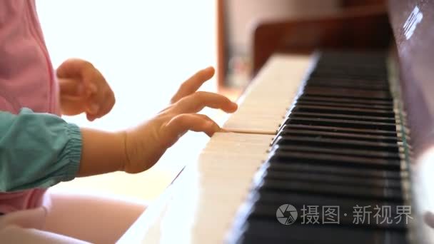 小女孩学会弹钢琴视频
