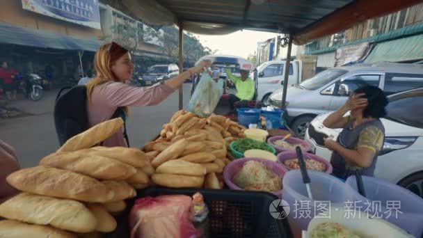 游客购买老挝三明治在万象视频