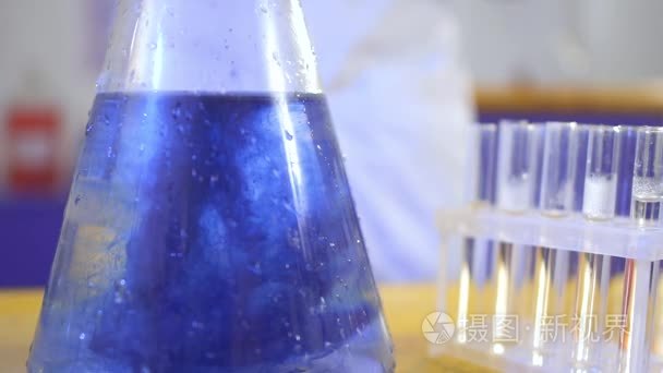 科学家将干冰放入蓝色液体中视频